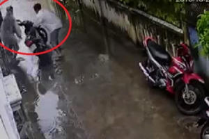 "Thánh nhọ" đi trộm bị bắt quả tang phải bỏ của chạy lấy người