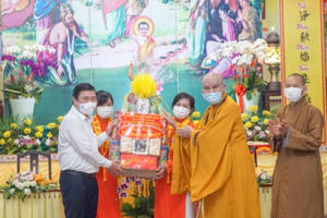 Chủ tịch UBND TP HCM Nguyễn Thành Phong thăm và chúc mừng Tổ Đình Vạn Thọ