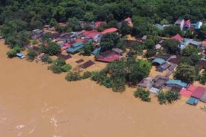 Lãnh đạo Lào, Thái Lan thăm hỏi về lũ lụt ở miền Trung Việt Nam