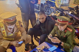 Cảnh sát giao thông Hà Nội khống chế đối tượng vừa trộm cắp xe máy