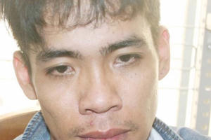 Ung dung mang gần 3 kg ma túy đá ra đường, 2 vợ chồng bị vây bắt