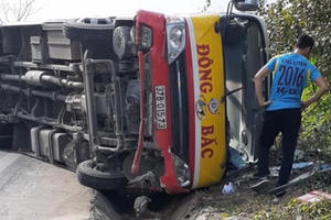 Hành khách hốt hoảng đập kính thoát ra khỏi chiếc xe buýt bị lật trên quốc lộ