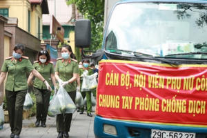 Hội Phụ nữ Công an Thủ đô chung tay tiêu thụ dưa hấu giúp bà con Bắc Giang