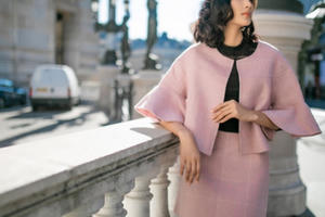 Mặc Paris bạo loạn, Hoàng Thuỳ vẫn đẹp rực rỡ