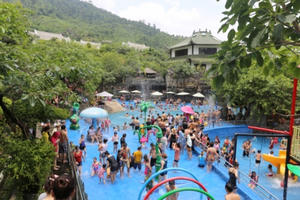 Công viên suối khoáng nóng tại Đà Nẵng đón 10.000 khách trong 1 ngày