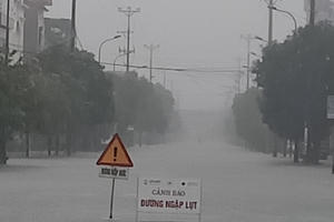 Hồ Kẻ Gỗ xả tràn kèm mưa lớn kéo dài, nhiều tuyến đường TP Hà Tĩnh “biến" thành sông