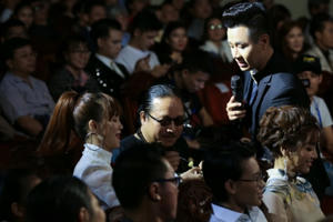 Nguyên Khang đem bánh trôi nước vào phần dẫn lễ trao giải Cống Hiến