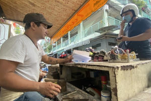 Người đàn ông hơn 20 năm sửa giày dép miễn phí cho người nghèo