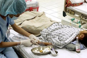 Chơi trò đóng giả bác sĩ, bệnh nhân, 2 trẻ 4 tuổi bị sốc thuốc