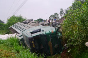 Nghệ An: Xe tải lật lúc xuống dốc, tài xế may mắn thoát nạn thần kỳ