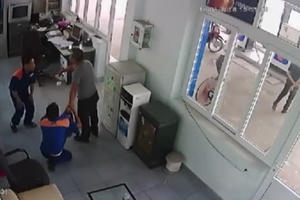Clip nhân viên cây xăng bị đánh và bắt quỳ gối