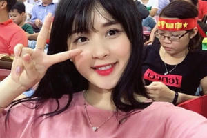 Cô gái xinh đẹp may mắn lọt ống kính truyền hình trận Việt Nam - Afghanistan