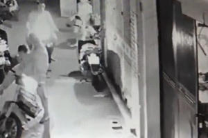 Clip: Cặp đôi vợ chồng chở con nhỏ ăn trộm túi xách ở Hà Nội