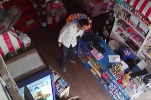 [Clip]: Mải mê bán hàng, nữ nhân viên bị "cuỗm" mất điện thoại