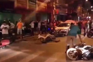 Hải Phòng: Dừng đèn đỏ, hàng loạt xe máy bị ô tô điên "đốn đổ"