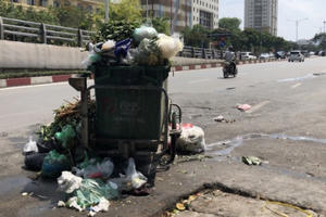 Nắng nóng 40 độ, phố phường Hà Nội nghẹt thở vì rác bốc mùi xú uế
