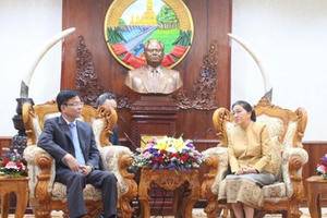 Bộ trưởng Lê Thành Long chào xã giao Chủ tịch Quốc hội Lào Bộ trưởng Lê Thành Long chào xã giao Chủ tịch Quốc hội Lào