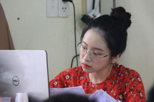 Cô giáo bất ngờ nổi tiếng vì... khuôn mặt trẻ như học sinh