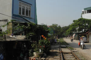 Quán bia, quán nước lụp xụp lấn chiếm hành lang an toàn đường sắt ở quận Bắc Từ Liêm