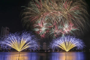 Hai đội pháo hoa Anh và Phần Lan tranh tài trong đêm chung kết DIFF 2019