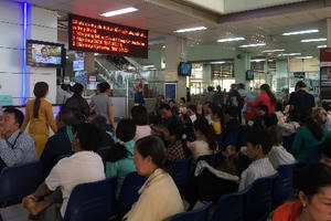 Mỗi bệnh nhân TP HCM phải chờ hơn 10h một lượt khám