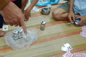 Bắt "ổ nhóm" đánh bạc dưới hình thức đánh phỏm trong dịp nghỉ lễ ở Quảng Bình