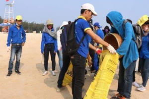 Tuổi trẻ Huế chung tay làm sạch bãi biển Thuận An