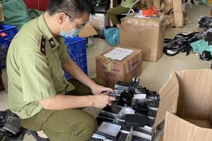 Hơn 2.000 sản phẩm giả mạo nhãn hiệu nổi tiếng bị thu giữ tại Hà Nội