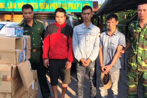 Bắt gần 3 tạ pháo lậu ở vùng biên đang tuồn vào nội địa