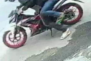 Công an tung quân truy bắt 2 thanh niên cướp tiệm vàng giữa ban ngày ở TP HCM