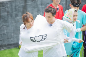 Mặc cùng áo trái tim, cặp đôi Trấn Thành và Ninh Dương Lan Ngọc tiếp tục “yêu nhau” trong Chạy Đi Chờ Chi?