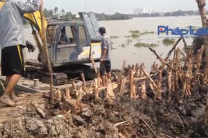 TP HCM: Vỡ bờ bao, người dân thiệt hại hàng tỷ đồng