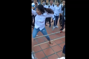 Cộng đồng mạng săn lùng nữ sinh cầm dép cổ vũ thi kéo co cuồng nhiệt