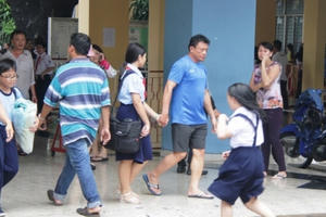 Hai trạm biến áp phát nổ, hàng trăm học sinh được di tán