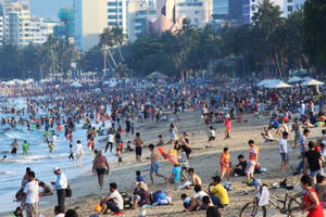 Du lịch biển bội thu dịp lễ nhờ nắng nóng