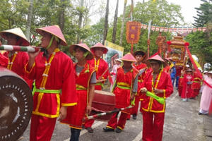 Ninh Bình: Người đân đua nhau ném tiền lẻ, luồn kiệu lấy may