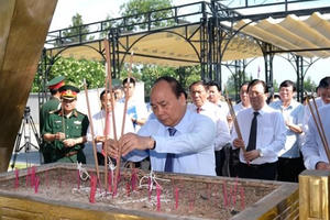 Lãnh đạo Chính phủ dâng hương tại Nghĩa trang Liệt sĩ Trường Sơn, Đường 9