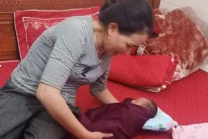 Mở thùng cát tông trước cổng nhà dân phát hiện bé gái 10 ngày tuổi