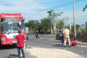 Tai nạn liên hoàn do xe máy băng qua đường