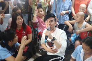 Đan Trường xúc động hát phục vụ bệnh nhân ung thư