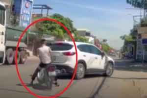 Clip: Pha thoát chết thần kỳ của nam thanh niên đi xe máy "húc" trực diện đuôi ô tô