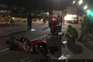 Bình Dương: Ngã ra đường sau va chạm, nam thanh niên bị xe tải tông tử vong