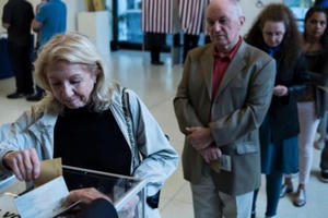 Pháp bắt đầu bỏ phiếu bầu Tổng thống