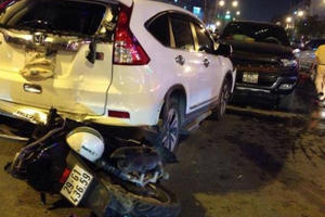 Hà Nội: Va chạm liên hoàn giữa ôtô và xe máy, một người bị thương nặng