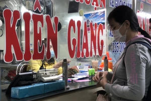 TP HCM: Chen chân mua vé về quê trong đêm cuối cùng của năm 2020