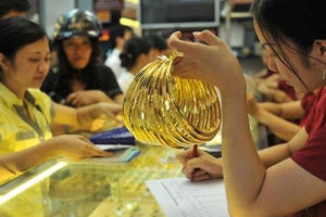 Giá vàng ngày 7/10: Tiếp tục lao dốc