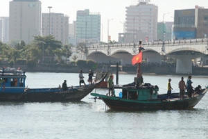 Chỉ đạo khắc phục hậu quả vụ lật tàu ở Đà Nẵng Chỉ đạo khắc phục hậu quả vụ lật tàu ở Đà Nẵng