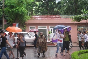 Hà Nội: Thí sinh đội mưa hoàn tất thủ tục thi THPT Quốc gia 2016