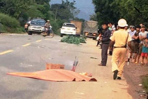 Kon Tum: Thanh niên băng qua đường, bị xe khách cán tử vong