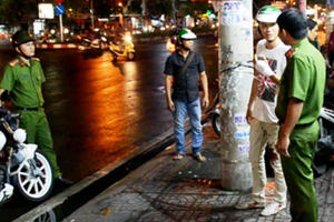 Tài xế GrabBike bị người lạ chém nhập viện khi dừng xe